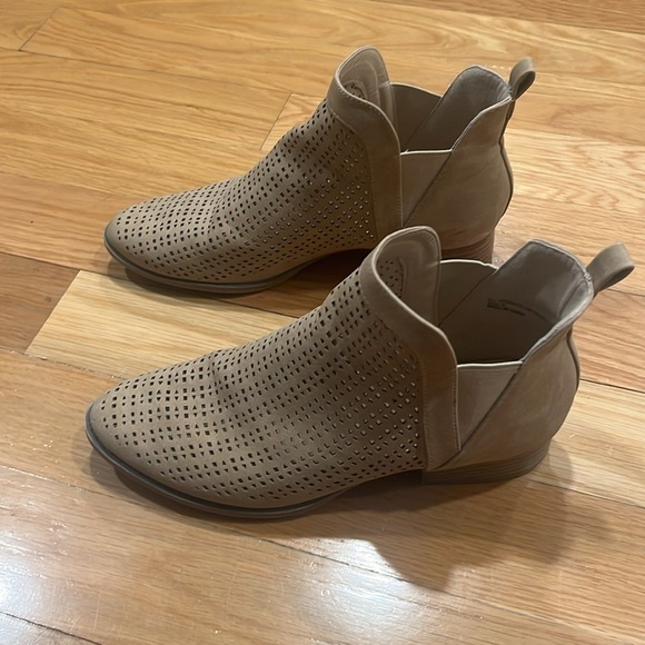 Restricted women’s tan suede heel ankle boots size 9 . - Picture 2 of 11